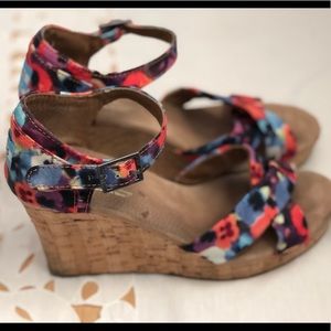 Toms orange and blue Oahu wedge sandal, 8.5